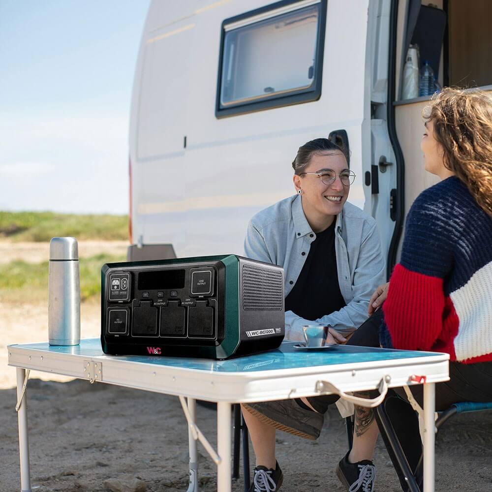 Welling Crossley 1200W Power Station in an outdoor setting with two people at the back talking